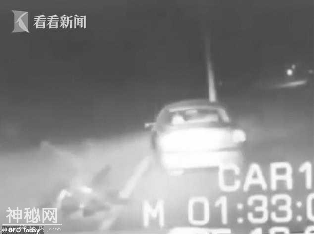 视频｜警察深夜查车亮光闪过原地消失 外星人带走了？-5.jpg