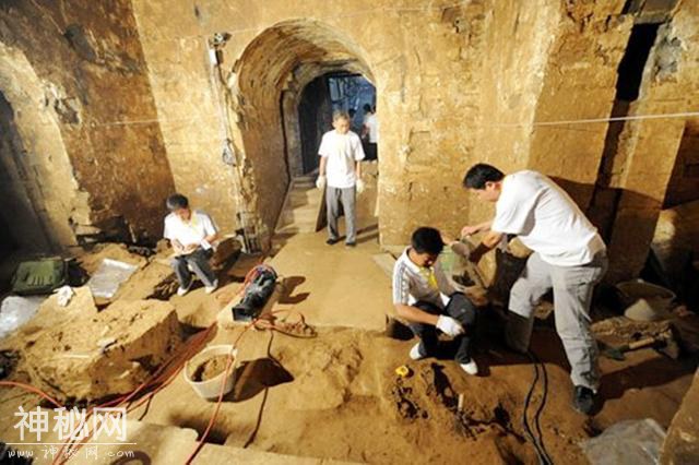 这个人去盗墓，尸体突然喷出一口毒液，之后，大家给他取了新名字-4.jpg