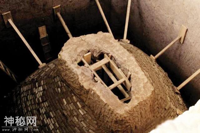 这个人去盗墓，尸体突然喷出一口毒液，之后，大家给他取了新名字-2.jpg