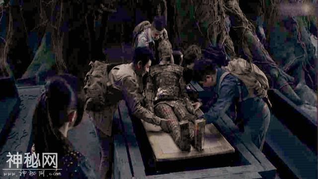 这个人去盗墓，尸体突然喷出一口毒液，之后，大家给他取了新名字-1.jpg