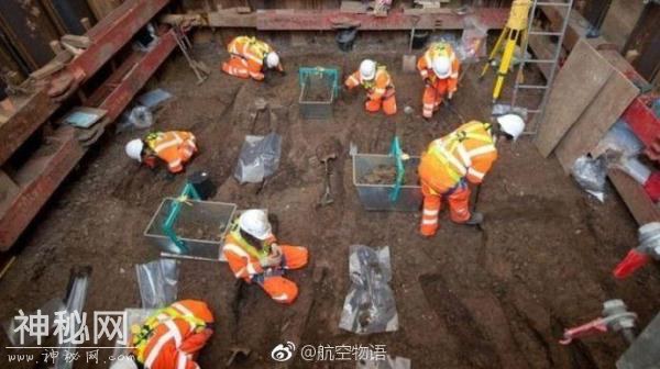 工地变考古现场，英国人得靠刷子修高铁了-1.jpg