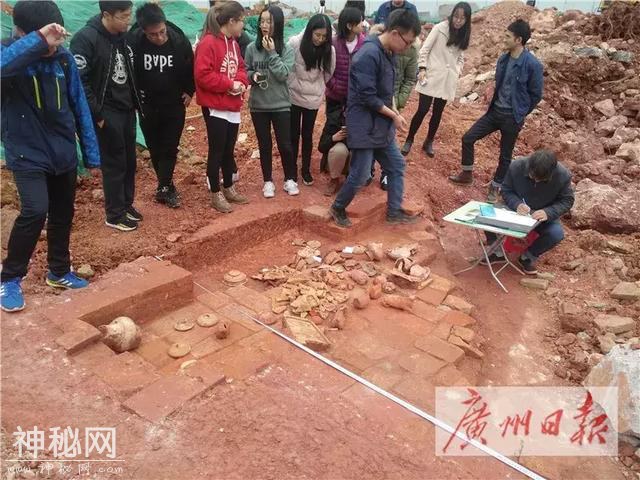 大学挖出古墓，炸出一堆“古墓派”！然后，老师在坟头上开课了-3.jpg
