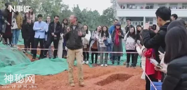 大学挖出古墓，炸出一堆“古墓派”！然后，老师在坟头上开课了-21.jpg