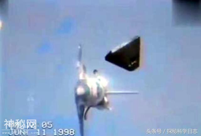 太空发生离奇事件，金字塔状UFO快速冲向俄太空船，疑遭外星探查-2.jpg