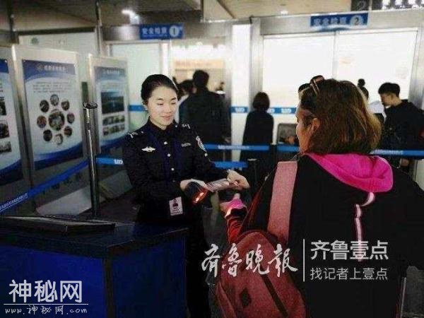 机场里过安检男子面露诡异微笑，一查竟含着打火机-3.jpg