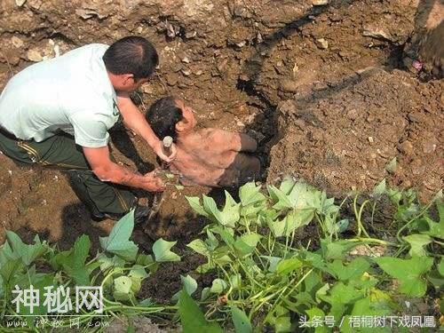 民工一脚踩空，考古专家顺着挖，挖出了惊世大发现，解开千年之谜-4.jpg