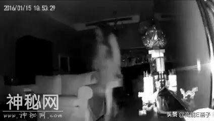 金在中自曝半夜睁眼看见私生饭站在床边，网友：现实版恐怖片-35.jpg