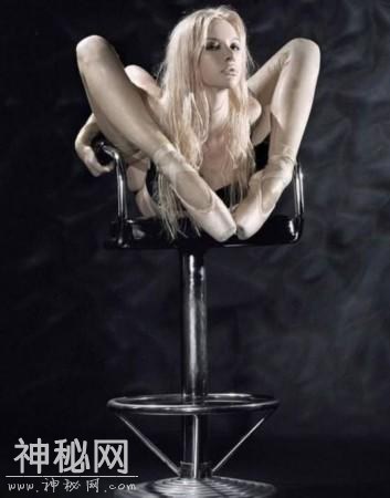 “世界最软”女子秀柔术 挑战人体柔韧极限-6.jpg