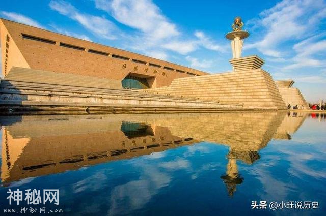 专家发现古墓已被盗，却在墓室昏暗一角，发现了镇馆之宝-5.jpg
