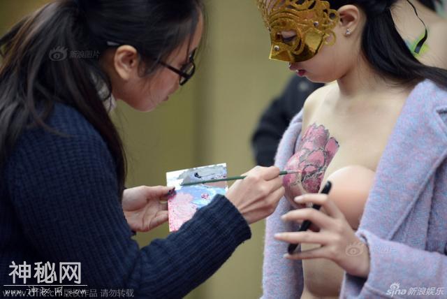 南京街头人体彩绘 模特寒风中脱衣吸金-1.jpg