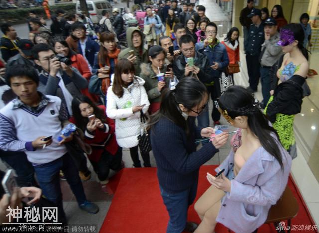 南京街头人体彩绘 模特寒风中脱衣吸金-4.jpg