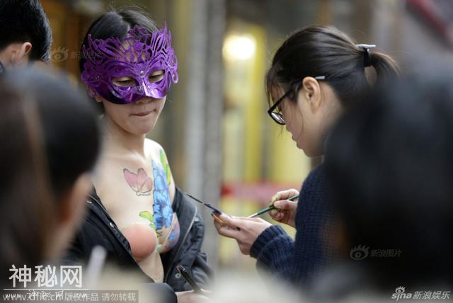 南京街头人体彩绘 模特寒风中脱衣吸金-3.jpg