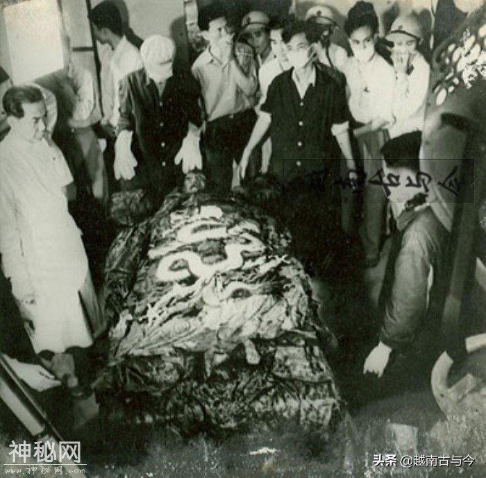 1964年越南皇陵考古挖掘全过程：皇帝尸体完好如新，出土珍贵龙袍-2.jpg