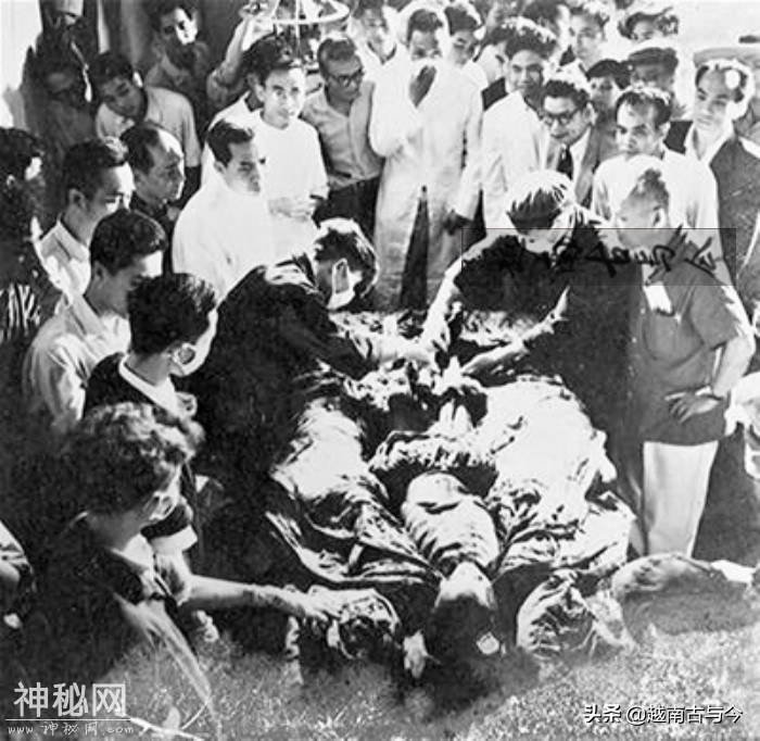 1964年越南皇陵考古挖掘全过程：皇帝尸体完好如新，出土珍贵龙袍-4.jpg