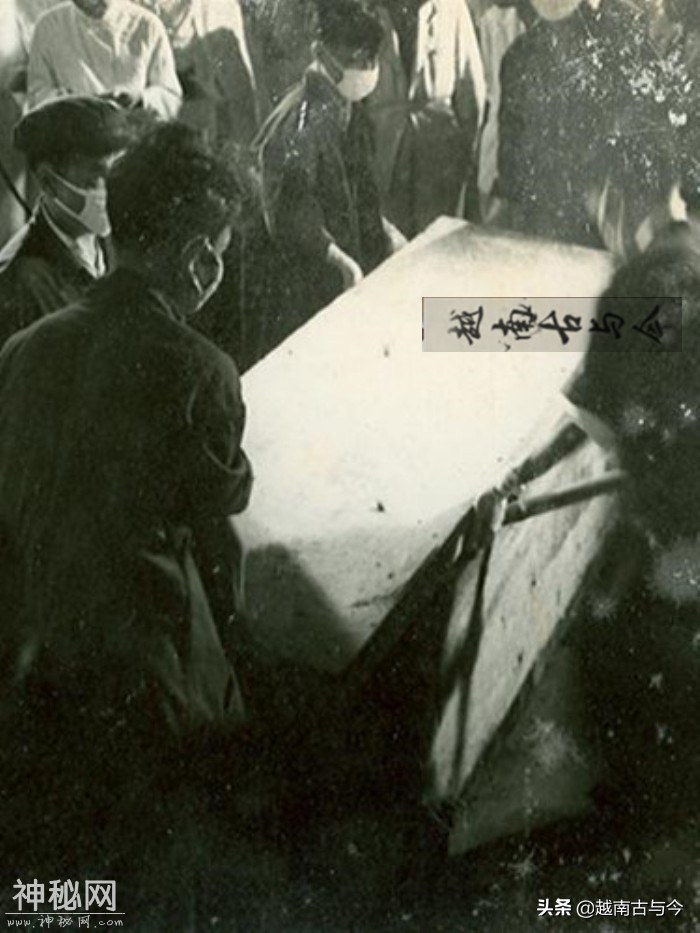 1964年越南皇陵考古挖掘全过程：皇帝尸体完好如新，出土珍贵龙袍-1.jpg