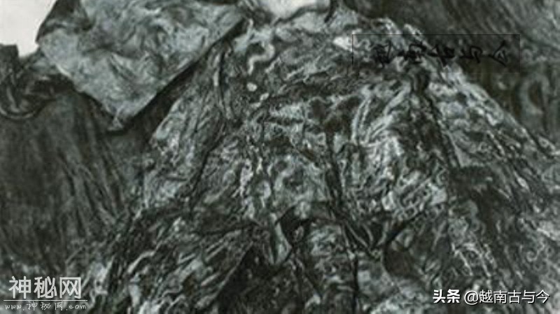 1964年越南皇陵考古挖掘全过程：皇帝尸体完好如新，出土珍贵龙袍-3.jpg