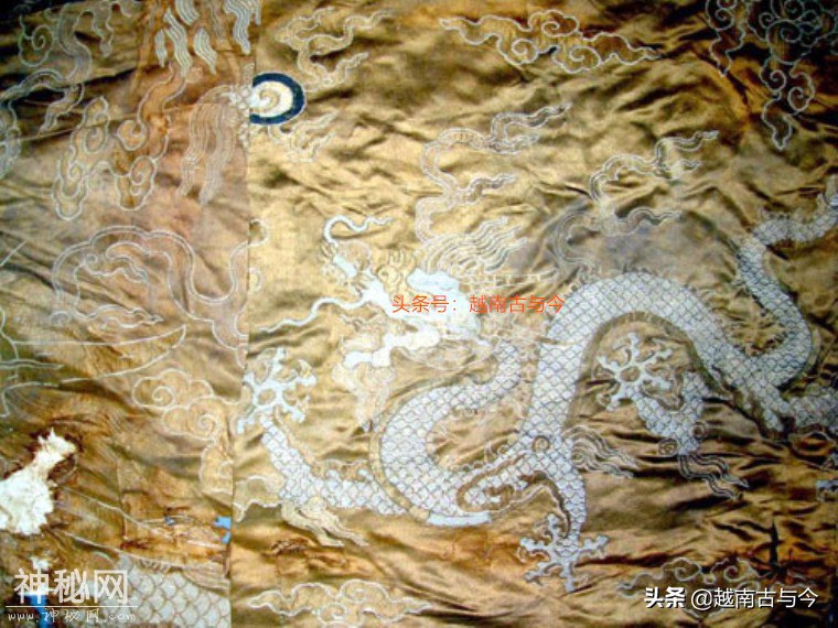 1964年越南皇陵考古挖掘全过程：皇帝尸体完好如新，出土珍贵龙袍-7.jpg