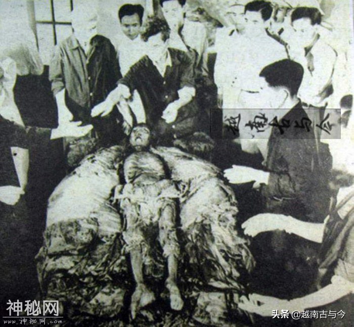 1964年越南皇陵考古挖掘全过程：皇帝尸体完好如新，出土珍贵龙袍-5.jpg