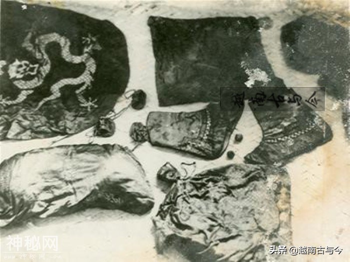 1964年越南皇陵考古挖掘全过程：皇帝尸体完好如新，出土珍贵龙袍-6.jpg