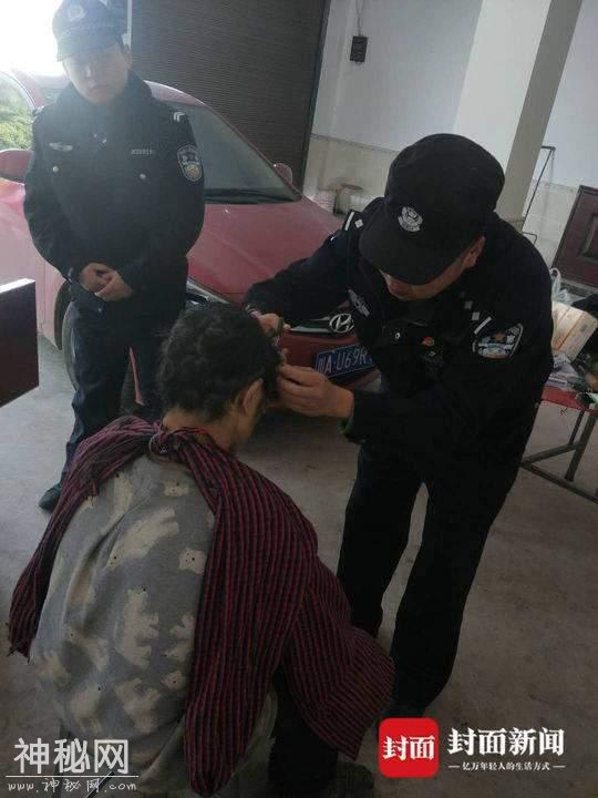 “野人”披头散发住树林10多年 民警为他剪发-2.jpg