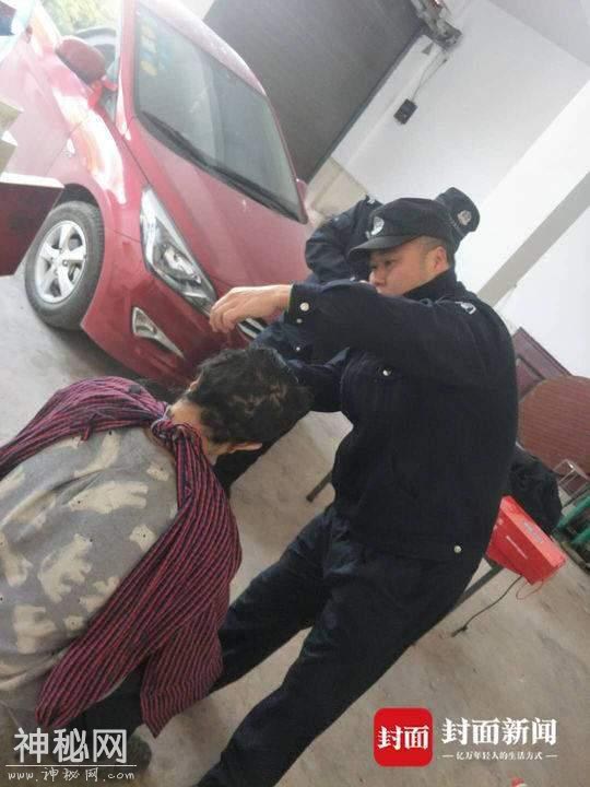 “野人”披头散发住树林10多年 民警为他剪发-3.jpg