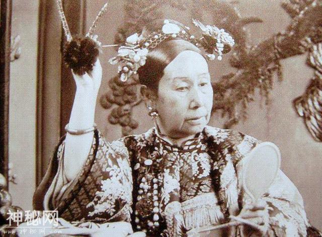 咸丰后宫有那么多女人，为什么偏偏是慈禧受宠最多？野史给了答案-1.jpg