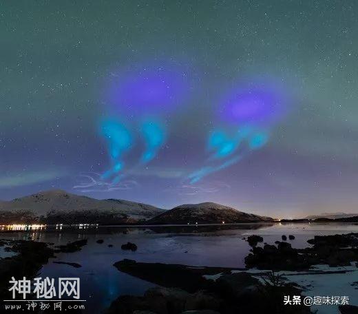 瑞典夜空突现多个蓝绿色光圈，当地居民打电话：上空有不明飞行物-3.jpg