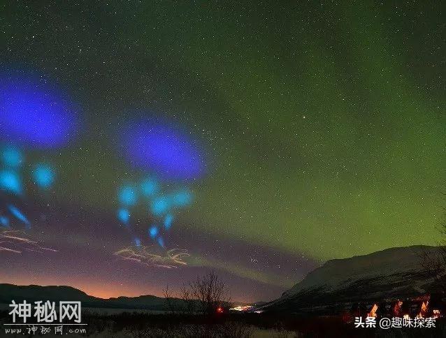 瑞典夜空突现多个蓝绿色光圈，当地居民打电话：上空有不明飞行物-2.jpg