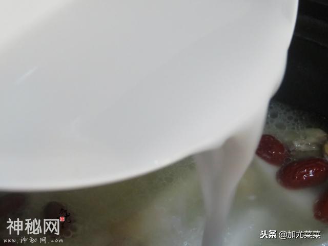 煮鸡汤时，可别只会焯水哦！多加这1步，鸡汤鲜香浓白，味道很正-8.jpg