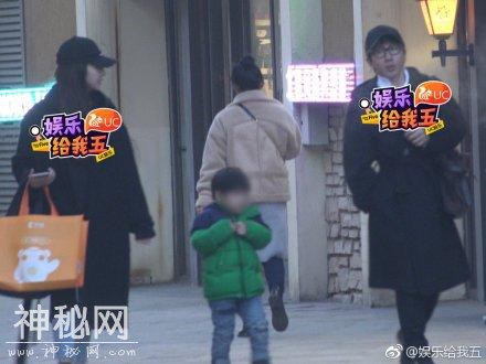 42岁刘谦与妻子儿子现身街头，4岁儿子跟刘谦一模一样！-2.jpg