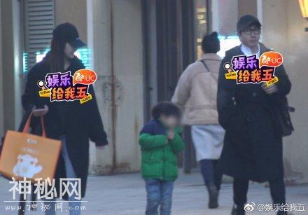 42岁刘谦与妻子儿子现身街头，4岁儿子跟刘谦一模一样！-1.jpg
