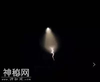 多地夜空突现不明飞行物，锥头蛇尾还拐弯，啥来头？-2.jpg