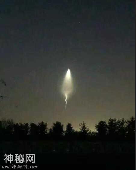 多地夜空突现不明飞行物，锥头蛇尾还拐弯，啥来头？-3.jpg