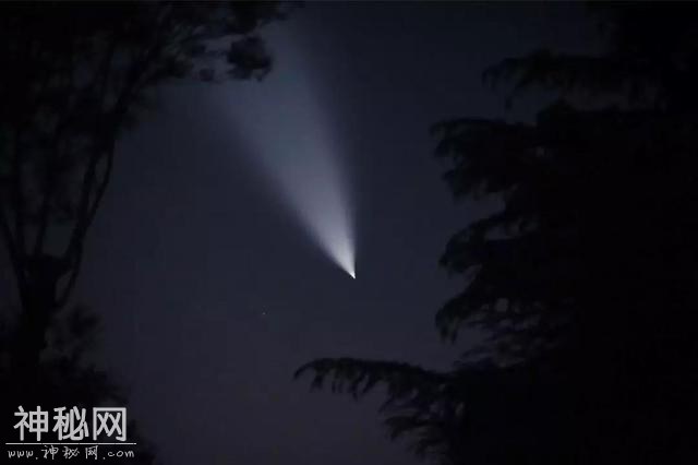 多地夜空突现不明飞行物，锥头蛇尾还拐弯，啥来头？-1.jpg