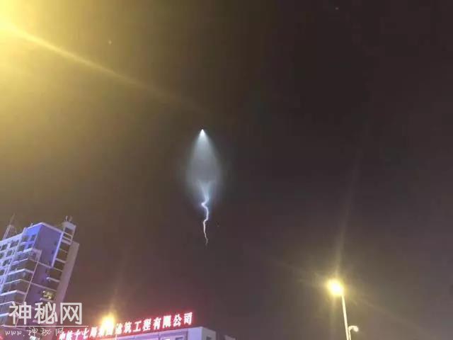 多地夜空突现不明飞行物，锥头蛇尾还拐弯，啥来头？-4.jpg