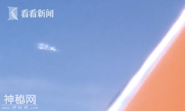 乘客在机翼边拍到不明飞行物 而且还会“分身”-3.jpg