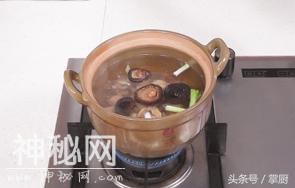 熬鸡汤牢记这几点，鸡汤鲜美鸡肉入味，老人小孩都爱喝！-9.jpg