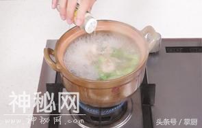 熬鸡汤牢记这几点，鸡汤鲜美鸡肉入味，老人小孩都爱喝！-14.jpg