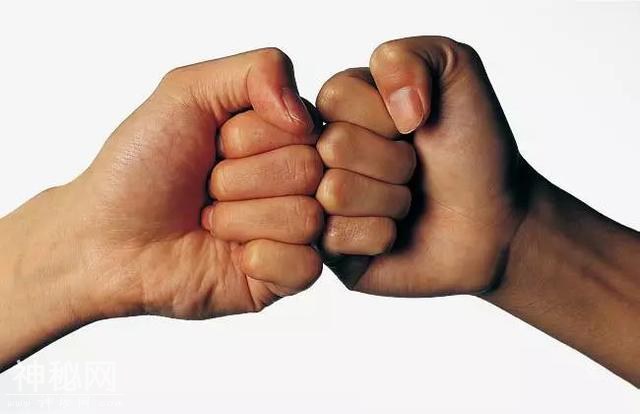 我用力一握拳，会捏死手上的细菌吗？-2.jpg