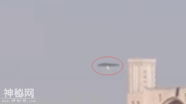 实拍几人海上游玩意外拍摄到，UFO不明飞行物-2.jpg