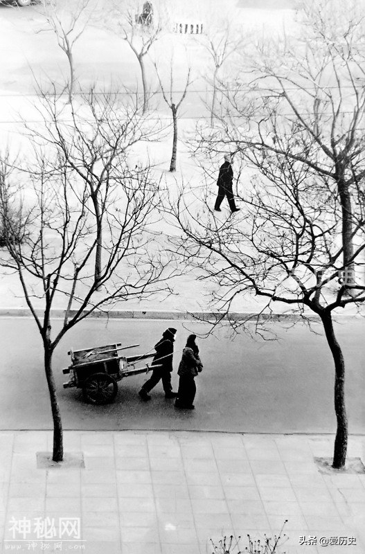 70年代北京街头的老照片 一代人无法抹灭的时光记忆-1.jpg