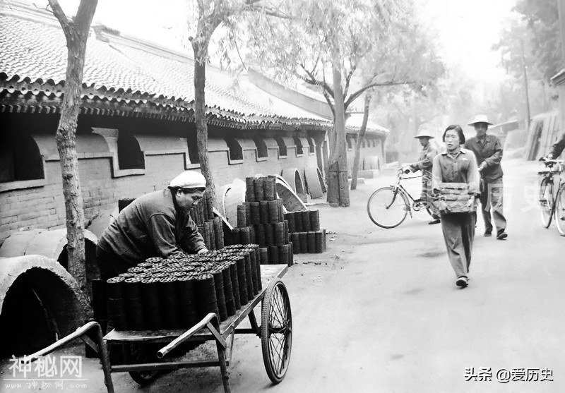 70年代北京街头的老照片 一代人无法抹灭的时光记忆-2.jpg