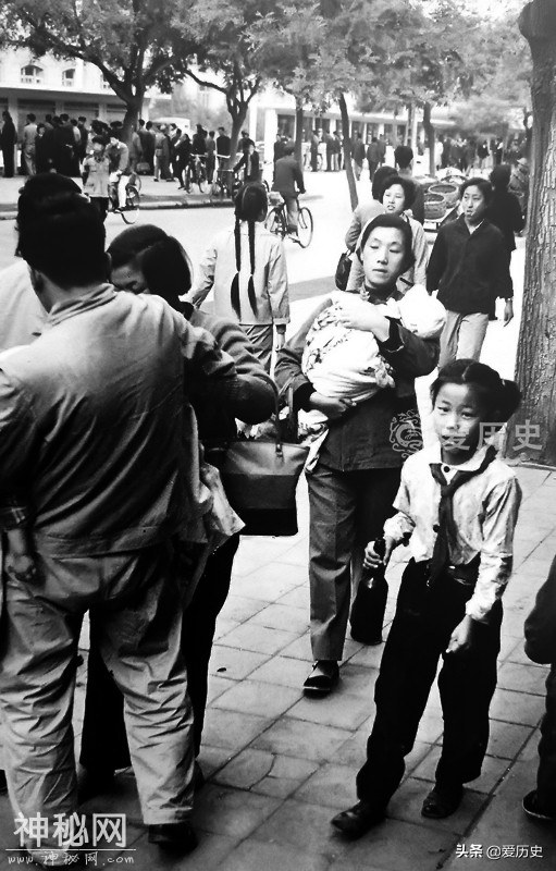 70年代北京街头的老照片 一代人无法抹灭的时光记忆-7.jpg
