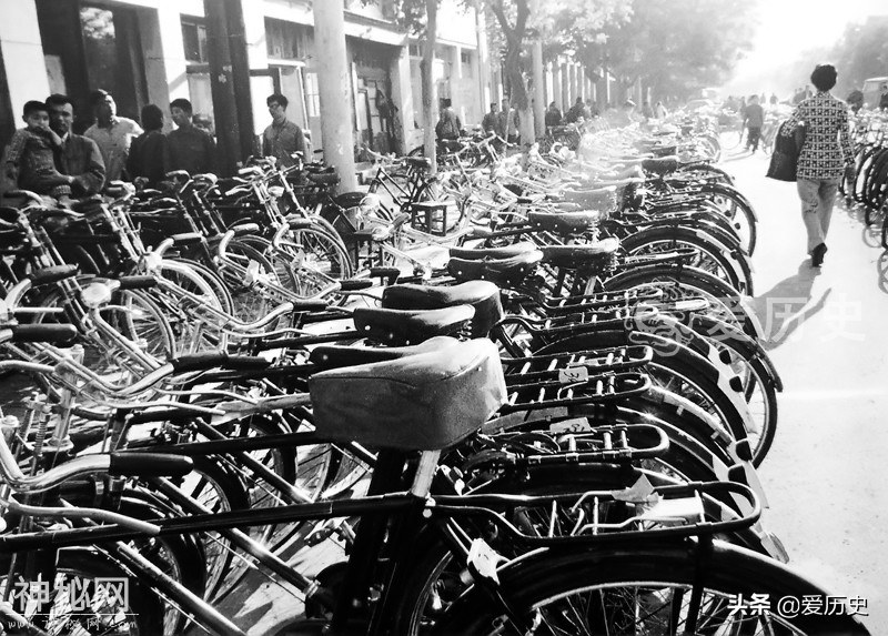 70年代北京街头的老照片 一代人无法抹灭的时光记忆-5.jpg