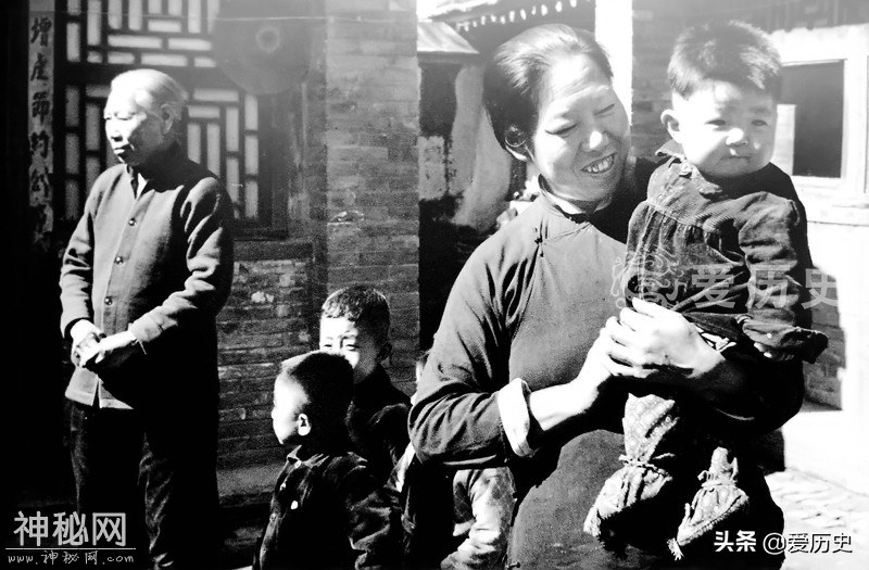 70年代北京街头的老照片 一代人无法抹灭的时光记忆-10.jpg