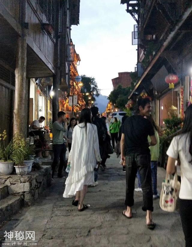 向佐和郭碧婷浪漫游若丁山，向佐被嘲像野人，而郭碧婷肚子成焦点-6.jpg