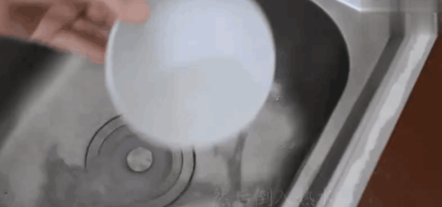 下水道又臭又脏满是细菌？一杯热水倒进下，半年没异味，真心管用-11.jpg