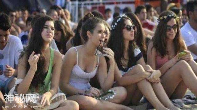 最让男性难接受的风俗：奔放女性请客人一天洗好几次澡，难以理解-4.jpg