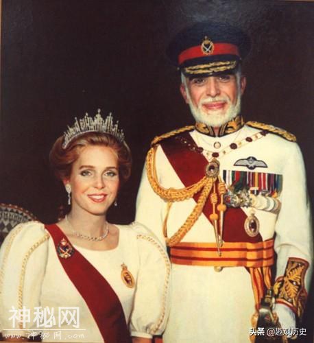 中东最伟大的国王，生活寒酸却让国民富裕，去世后联合国开会纪念-4.jpg