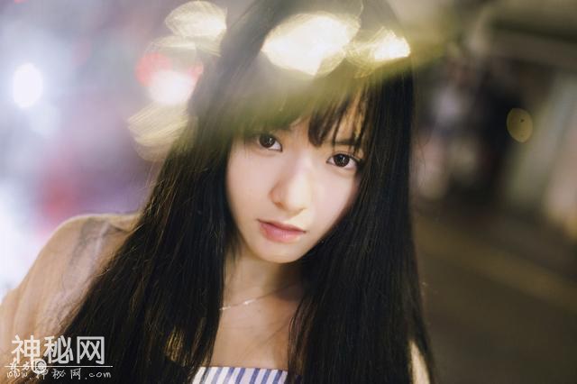 小说：女村长发现他偷窥自己，就动手打他，被他挡下之后开始哭-1.jpg